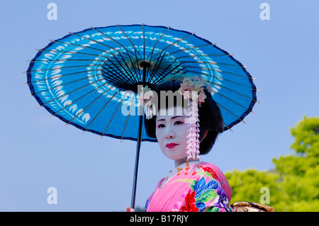 Maiko Lehrling Geisha mit Sonnenschirm am Kiyomizu Tempel Kyoto Japan Stockfoto