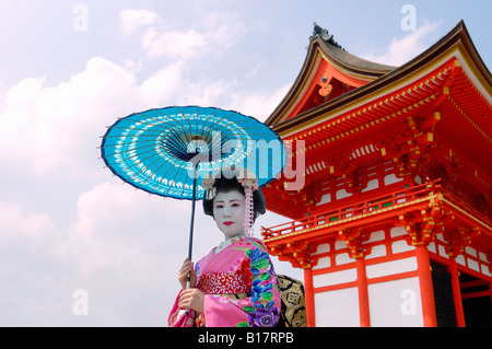 Maiko Lehrling Geisha mit Sonnenschirm am Kiyomizu Tempel Kyoto Japan Stockfoto