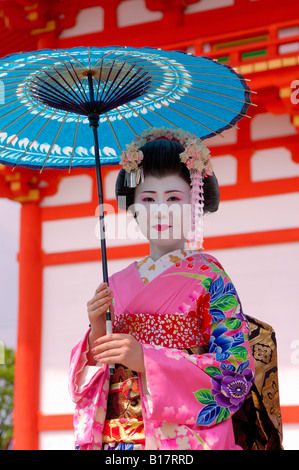 Maiko Lehrling Geisha mit Sonnenschirm am Kiyomizu Tempel Kyoto Japan Stockfoto