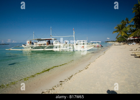 Bangkas Ausleger lokalen Tauchboote am Strand Alona Beach Panglao Insel Bohol Philippinen Stockfoto