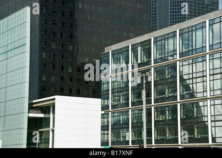 Paris, Frankreich, Geschäftsarchitektur, moderne Bürogebäude im Geschäftszentrum „La Defense“, abstraktes Fenster, große Geschäftsgebäude Stockfoto