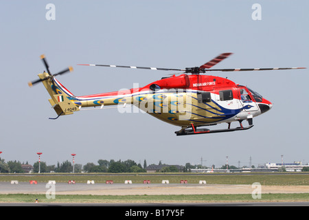 ALH Dhruv Hubschrauber entwickelt, gebaut von Hindustan Aeronautics in Indien im Farbschema der Sarang Display Team 2008 Stockfoto