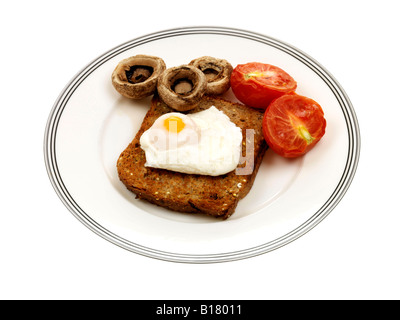 Spiegelei mit gegrillten Champignons und Tomaten Stockfoto