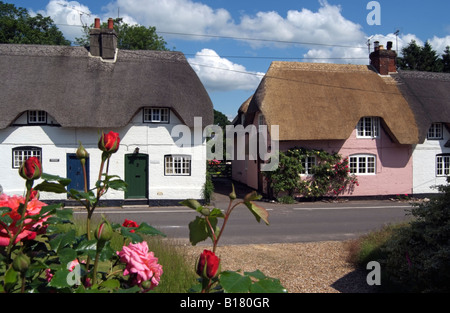 Reihe von englischen Landhaus strohgedeckten Hütten in Hampshire, England UK Stockfoto