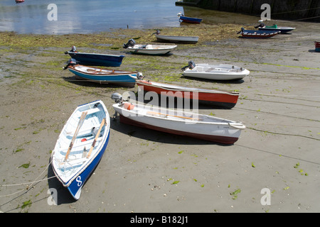 Ruderboote auf dem Sand am St Mawes Hafen, Cornwall, England. Stockfoto