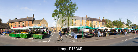Ein Panoramablick über den regelmäßigen Dienstag Markt statt in die Cotswolds Stadt von Moreton in Marsh, Gloucestershire Stockfoto