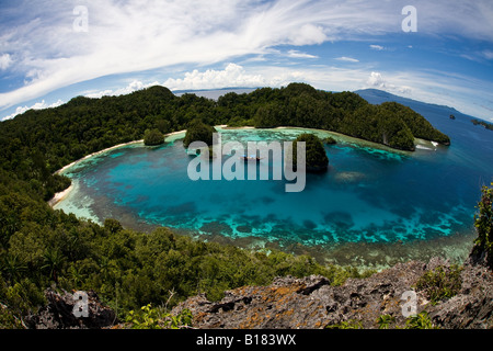 Luftaufnahme von Kalkstein Raja Ampat Inseln Uranie Insel Raja Ampat Indonesien Stockfoto