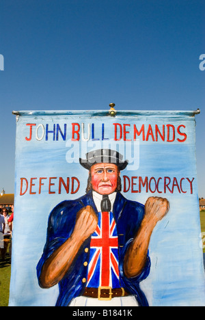 Dorf-Protesttreffen gegen vorgeschlagene neue Stadt auf Green Field-Gelände in Ford, West Sussex. John Bull verteidigt Demokratie HOMER SYKES der 2008 2000er Jahre Stockfoto