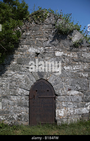 Grab auf dem Friedhof auf dem Gelände der Loughinisland Kirchen Grafschaft down Northern Irland 1835 gebaut Stockfoto