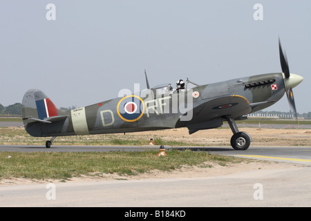 Royal Air Force RAF Supermarine Spitfire Mk V serielle AB910 tragen die Farbgebung der 303 polnischen Sqn Stockfoto