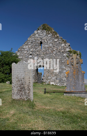 Gräber mit dem 15. Jahrhundert Nordkirche einer der drei Loughinisland Kirchen Grafschaft, Nord-Irland Stockfoto