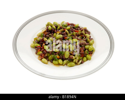 Frische, gesunde vegetarische Mahlzeit von Adzuki braune Linsen und Edamame Bohnensalat Isoliert gegen einen weißen Hintergrund mit keine Personen mit einen Freistellungspfad Stockfoto