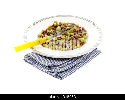 Frische, gesunde vegetarische Mahlzeit von Adzuki braune Linsen und Edamame Bohnensalat Isoliert gegen einen weißen Hintergrund mit keine Personen mit einen Freistellungspfad Stockfoto