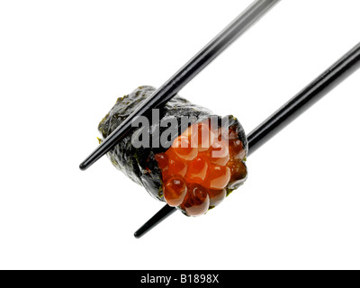 Authentische traditionelle Japanische Sushi Snacks statt mit Stäbchen Isoliert gegen einen weißen Hintergrund mit keine Menschen und einen Freistellungspfad Stockfoto