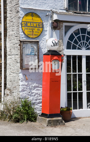 Vintage Shell-Zapfsäule und AA Kilometerstand Zeichen, St Mawes Hafen Cornwall England. Stockfoto