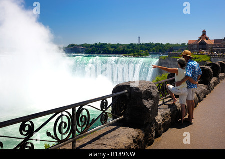 Touristen an den Niagarafällen Stockfoto