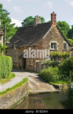 Eine ruhige Ecke auf ein altes englisches Dorf in den frühen Morgenstunden Stockfoto