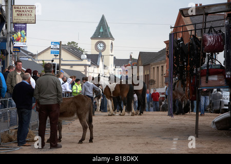 Hauptstraße abgesperrt und bedeckt im Sand für den jährlichen Kuhhandel Messe der Hennef kann fair Stockfoto