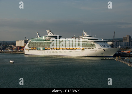 Royal Caribbean Cruise Liner Navigator der Meere festgemacht an Southampton Stockfoto