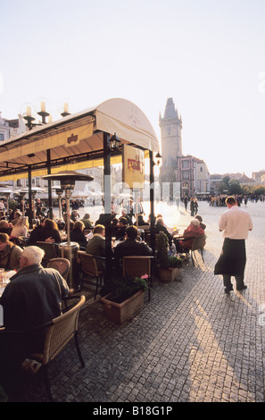 Tschechien, Prag, Menschen im café Stockfoto
