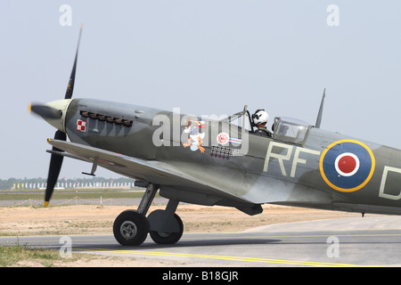 Royal Air Force RAF Supermarine Spitfire Mk V serielle AB910 in der Farbgebung von 303 polnischen Sqn aufgenommen 2008 Stockfoto