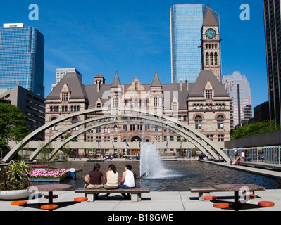 Altes Rathaus und Nathan Philips Square Toronto Stockfoto