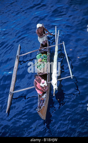 Madagassische Familie Verkauf von Produkten aus Einbaum Nosy werden Insel Madagaskar Indischer Ozean Stockfoto