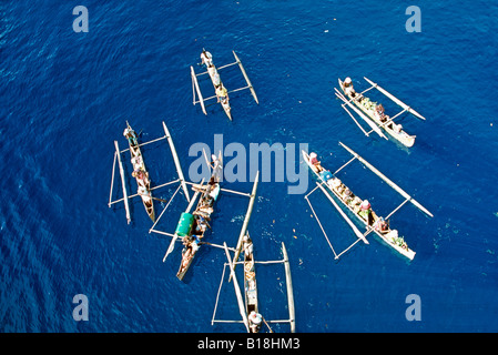 Handelsdugouts unter dem Kreuzschiff Hell-ville Hafen Nosy Be Insel Madagaskar Indischer Ozean Stockfoto