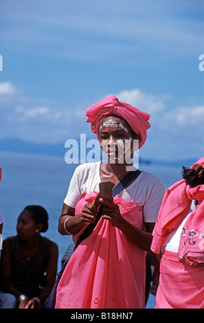 Lokale Tänzer in Hell Ville Harbour auf Nosy Be Insel Madagaskar-Afrika Stockfoto