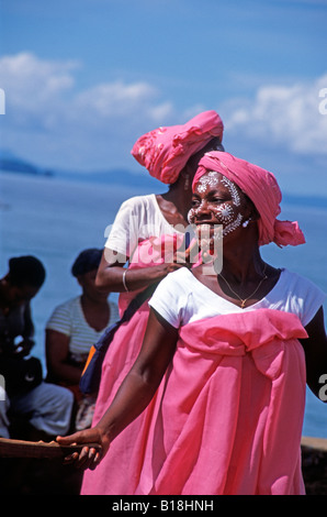 Lokale Tänzer Hell Ville Hafen auf Nosy Be Insel Madagaskar Stockfoto