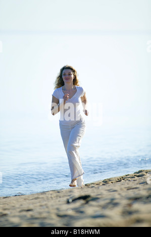 Frau, 30 Jahre alt, Saguenay Park, Tadoussac, Quebec, Kanada am Strand entlang laufen Stockfoto