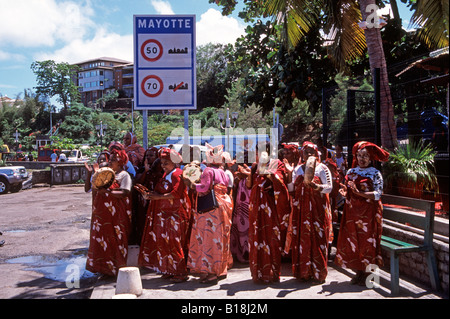 Dorfbewohner auf der Insel Grande Terre, Mamoudzou, den Mayotte-Inseln und dem Indischen Ozean, einige mit Lehmmasken, feiern ihre Rückkehr aus dem Hadsch-Mekka Stockfoto