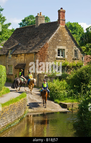 Jungen Reitern in der ruhigen historischen englischen Dorf Lacock Stockfoto