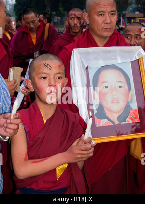 junger Mönch spielt chinesische Brutalität gegen den Panchen Lama bei Kerzenlicht-Mahnwache in Darjeeling Stockfoto