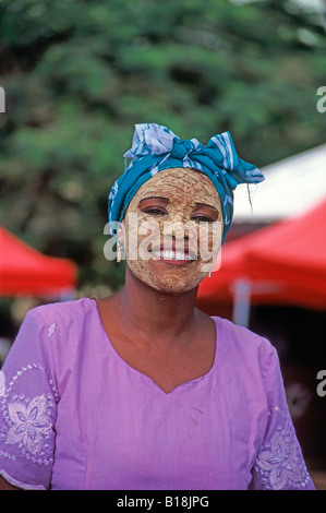 Dorfbewohner auf Mayotte Insel indischen Ozean feiert die Rückkehr aus dem Hadsch-Mekka mit traditionellen Gesicht Ton und Kurkuma mischen Stockfoto