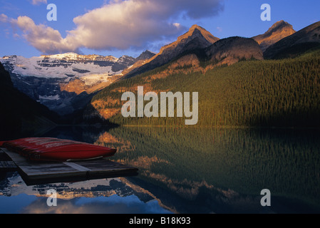 Lake Louise und Kanus auf der Anklagebank in den frühen Morgenstunden bei Sonnenaufgang Banff Nationalpark, Alberta, Kanada. Stockfoto