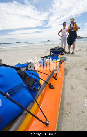 Kajakfahrer Meer am Strand von Vargas Insel im Clayoquot Sound in der Nähe von Tofino, Britisch-Kolumbien, Kanada. Stockfoto