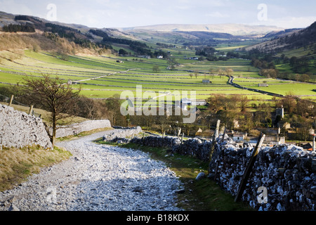 Blick hinunter auf das Dorf Kettlewell und entlang Wharfedale an einem Frühlingsabend mit Top mehr Straße im Vordergrund Stockfoto