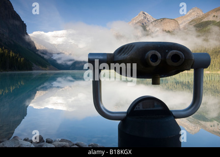 Der morgendliche Blick vom Ufer von Lake Louise, Banff Nationalpark, Alberta, Kanada. Stockfoto