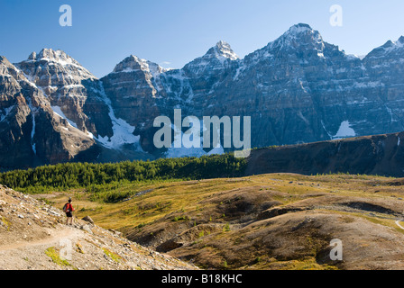 Eine weibliche Wanderer blickt auf Lärche Tal auf dem Weg zur Sentinel Pass in der Nähe von Moraine Lake, Banff Nationalpark, Alberta, Kanada Stockfoto