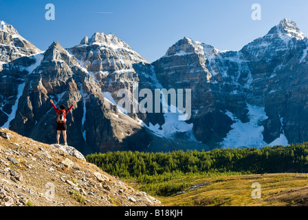 Eine weibliche Wanderer blickt auf Lärche Tal auf dem Weg zur Sentinel Pass in der Nähe von Moraine Lake, Banff Nationalpark, Alberta, Kanada Stockfoto