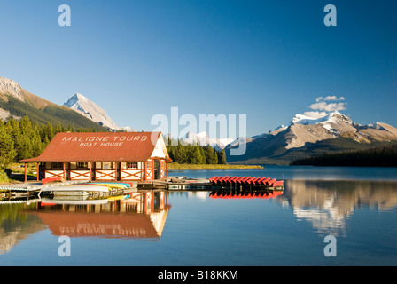 Das Bootshaus am Maligne Lake im Jasper Nationalpark, Alberta, Kanada. Stockfoto