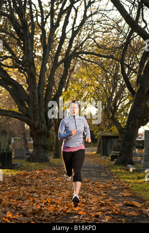 Eine weibliche Läufer auf dem Ross Bay Cemetery in Victoria, British Columbia, Kanada. Stockfoto