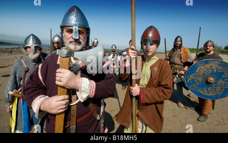 Ein Wikinger-König und Wikinger Krieger aus einer Re Enactment Gruppe auf Lindisfarne, die echte Wikinger bekanntlich in AD794 eingedrungen Stockfoto