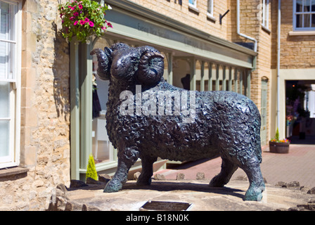 "Ram" Skulptur von Jill Tweed in der Woolmarket in Cirencester, Gloucestershire, England Stockfoto