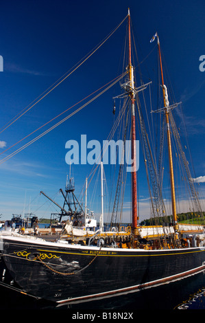 Die berühmten Schoner Bluenose II am Kai in der Stadt Lunenburg, UNESCO-Weltkulturerbe, Lunenburg Hafen, Leuchtturm Stockfoto