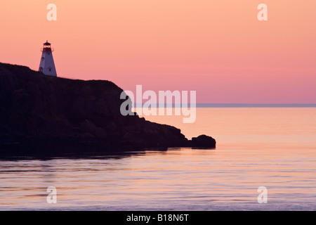 Sonnenuntergang über Wildschwein Kopf Ligthhouse auf Long Island, über Petite Passage zwischen Digby Neck und Bucht von Fu Long Island aus gesehen Stockfoto