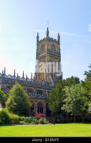 Der Turm von der Pfarrei Kirche des St. Johannes des Täufers gesehen aus dem Kloster-Gelände in Cirencester, Gloucestershire, England Stockfoto