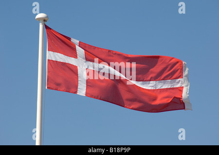 Schweizer Fahne Flagge - weißes Kreuz auf rotem Grund - blauer Himmel Stockfoto