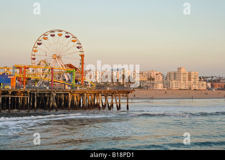 Santa Monica Pier und Strand mit Riesenrad, Santa Monica, Kalifornien, USA. Stockfoto